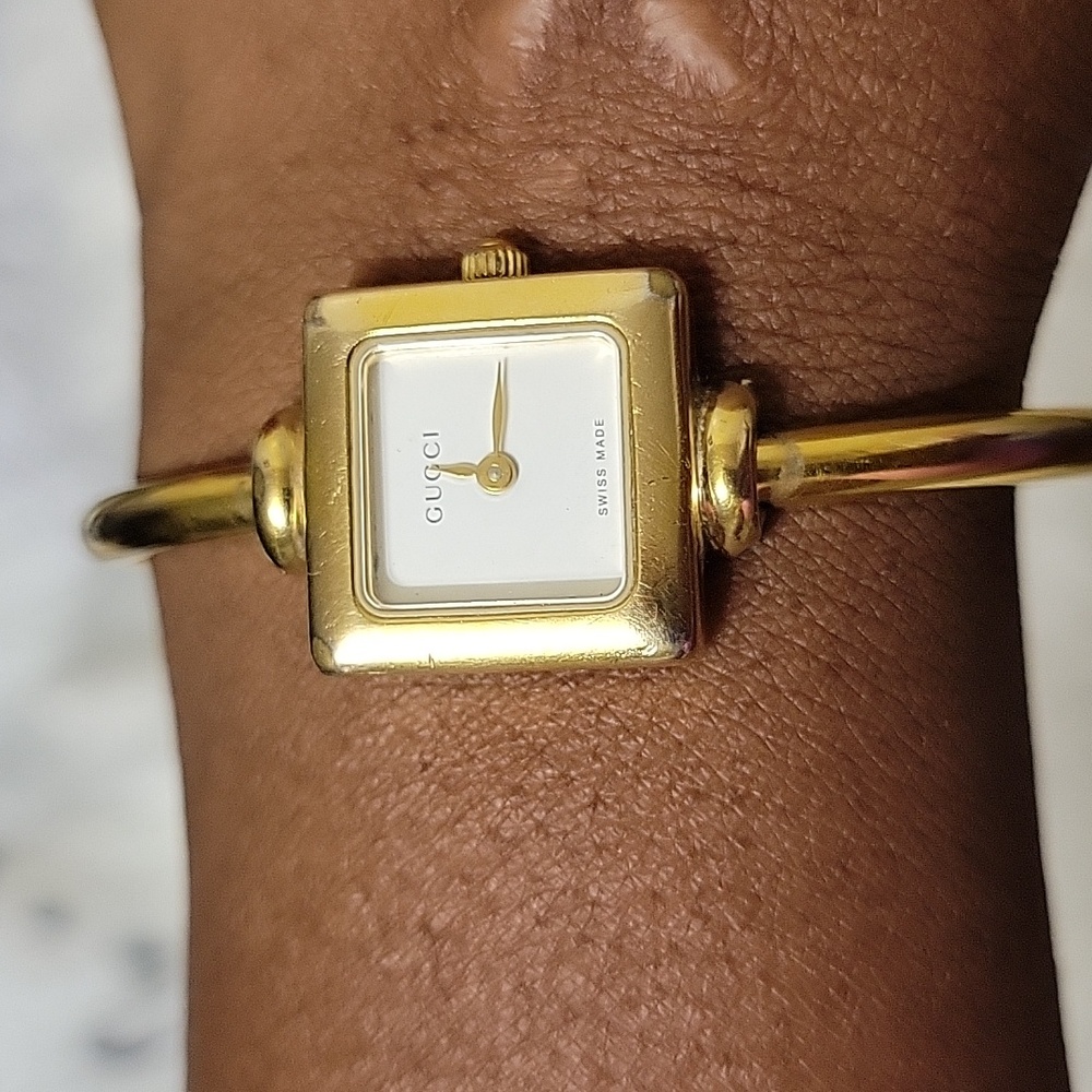GUCCI 1900L Stainless Steel Saphire Crystal Watch